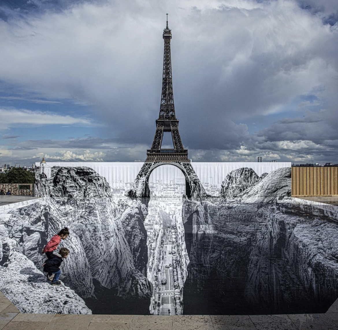 Anamorphose sol par JR - Parvis du Trocad&eacute;ro - 2023