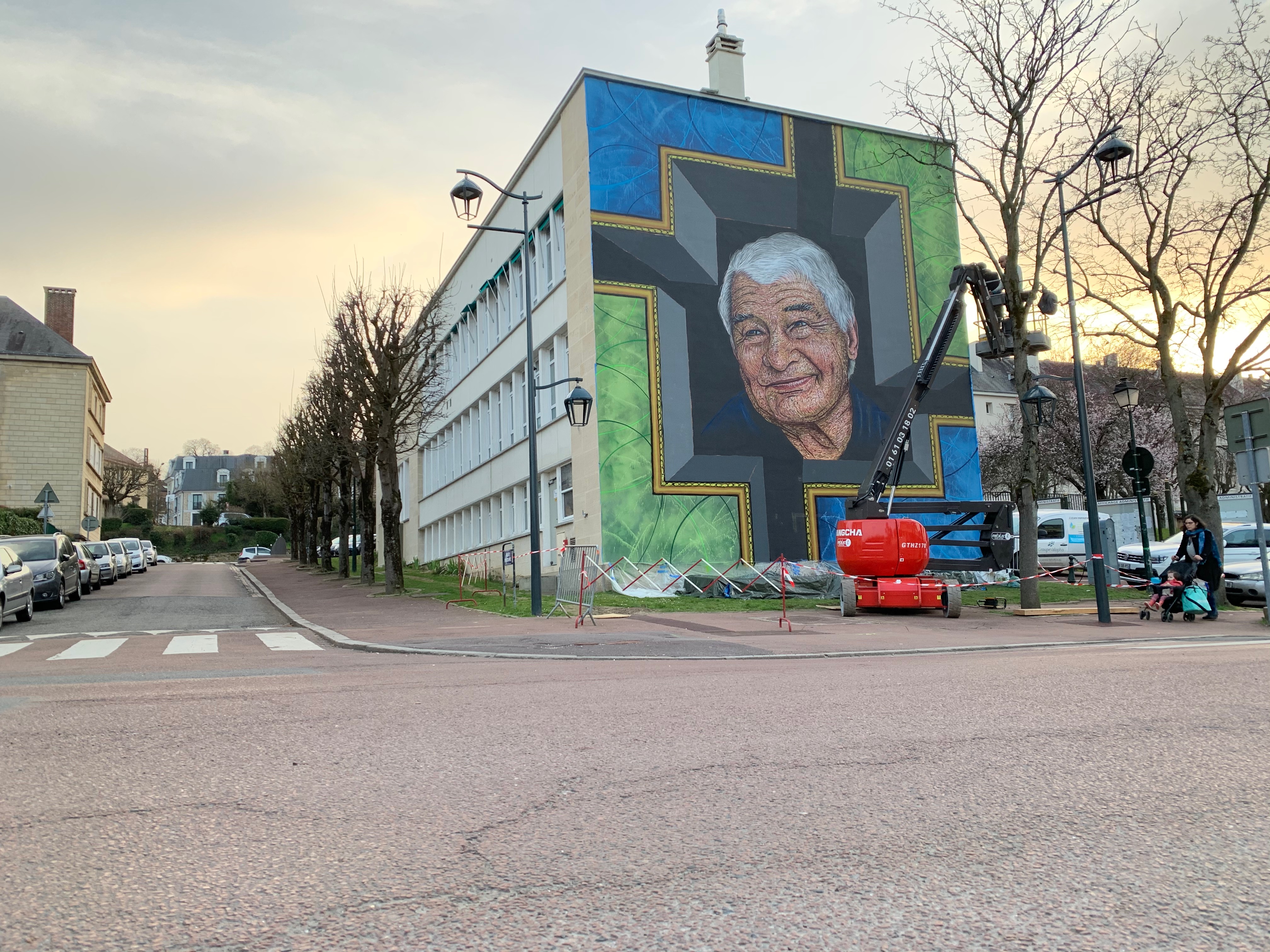 Fresque par Rast, hommage &agrave; Raymond Poulidor - Mairie de Saint-Cyr-l'&Eacute;cole